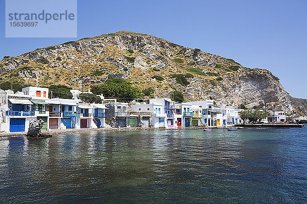 Dorf Klima mit weißen Häusern und bunten Akzenten am Wasser; Klima  Insel Milos  Kykladen  Griechenland