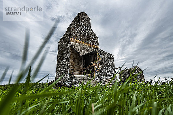 Verwitterter Getreideelevator in der Prärie; Saskatchewan  Kanada