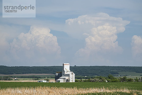 Gewitterfront über einem Getreidesilo in der kanadischen Prärie; Saskatchewan  Kanada