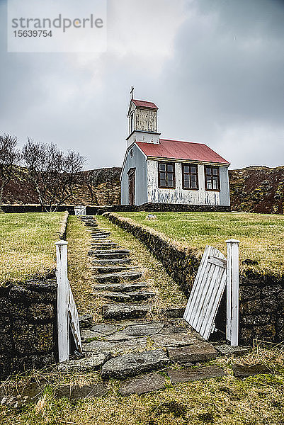 Kirche Ytri-Raudamelur  in der Nähe der Gerduberg-Basaltsäulen; Snaefellsnes  Island