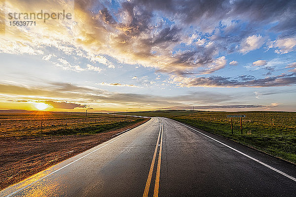 Kurvenreiche Landstraße bei Sonnenuntergang; Val Marie  Saskatchewan  Kanada
