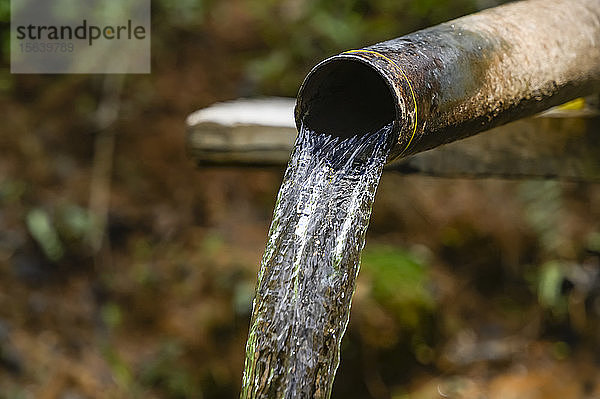 Sauberes Wasser  das aus einem alten Rohr fließt; Yawngshwe  Shan-Staat  Myanmar