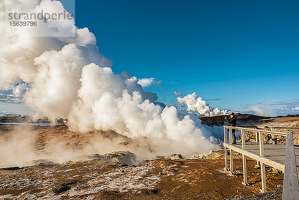 Tourist beim Fotografieren der heißen Quellen von Gunnuhver  Halbinsel Reykjanes; Island