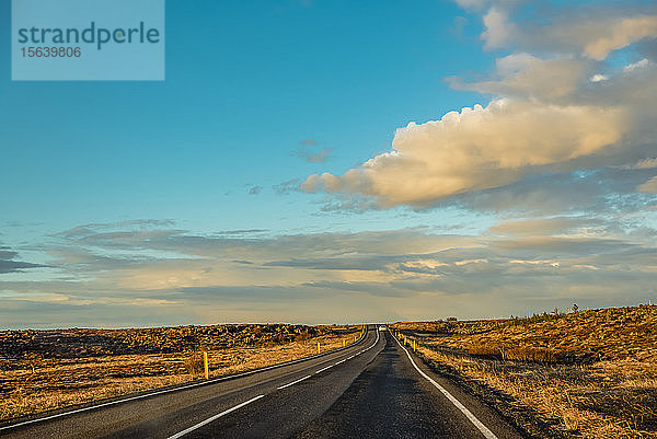 Vulkanlandschaft und gerade Straße  Halbinsel Reykjanes; Island