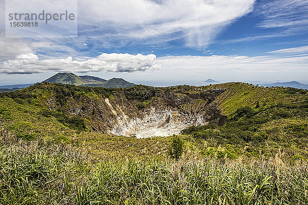 Krater des Vulkans Mount Mahawu; Nordsulawesi  Indonesien