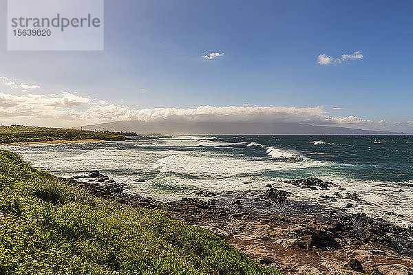 Üppiges grünes Laub und Blick auf die Wellen und den Ko'okipa Beach vom Ho'okipa Lookout entlang der North Shore Küste in der Nähe von Paia; Maui  Hawaii  Vereinigte Staaten von Amerika