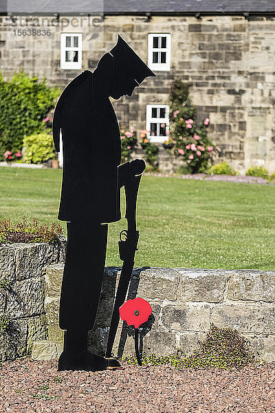 Denkmal für einen Soldaten mit Gewehr und Mohnblume aus dem Ersten Weltkrieg; Wark  Northumberland  England