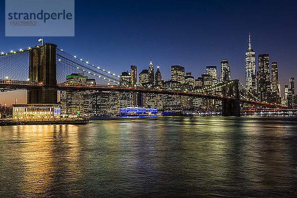 Skyline von Manhattan und Brooklyn Bridge in der Dämmerung  Brooklyn Bridge Park; Brooklyn  New York  Vereinigte Staaten von Amerika