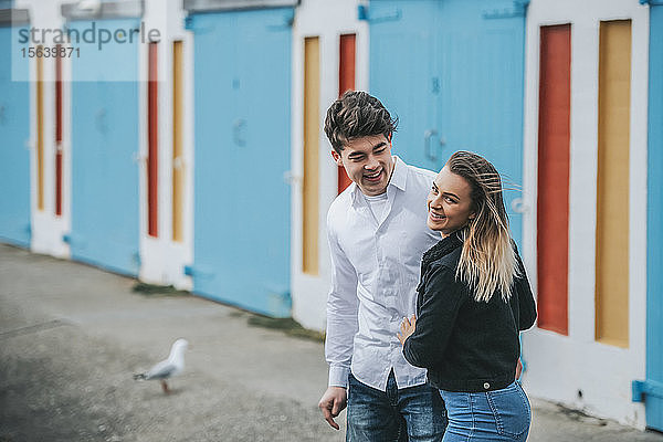 Junger Mann und junge Frau lächeln und lachen zusammen; Wellington  Nordinsel  Neuseeland