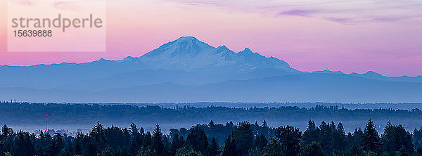 Schneebedeckter Mount Baker bei Sonnenuntergang  von British Columbia aus gesehen; British Columbia  Kanada