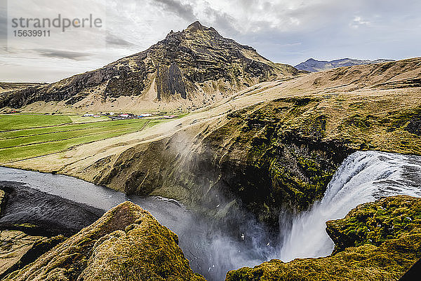 Skogafoss  ein bedeutender Wasserfall  und der Fluss Skoga; Island