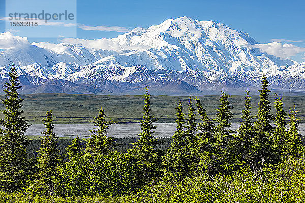 Blick auf Denali von der Parkstraße aus während der Fahrt zum Wonder Lake  Denali National Park and Preserve; Alaska  Vereinigte Staaten von Amerika