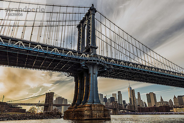 Manhattan Bridge bei Sonnenuntergang  Brooklyn Bridge Park; Brooklyn  New York  Vereinigte Staaten von Amerika