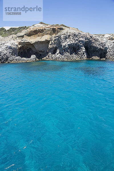 Türkisfarbenes Meerwasser entlang der Küste der Bucht von Galazia Nera; Insel Polyaigos  Kykladen  Griechenland