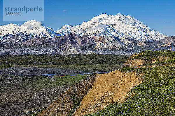 Denali und ein Teil der Alaska Range von der Parkstraße aus gesehen  vorbei am Eielson Visitor Center  Denali National Park and Preserve; Alaska  Vereinigte Staaten von Amerika