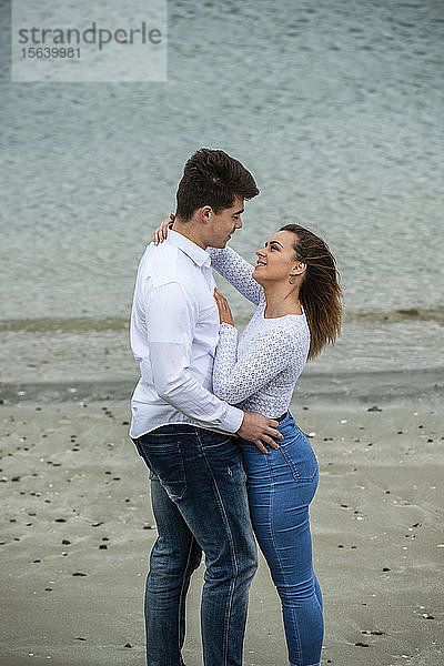 Porträt eines jungen Paares  das seine Zuneigung zeigt; Wellington  Nordinsel  Neuseeland