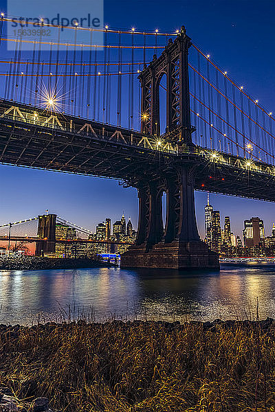 Manhattan Bridge bei Sonnenuntergang  Brooklyn Bridge Park; Brooklyn  New York  Vereinigte Staaten von Amerika