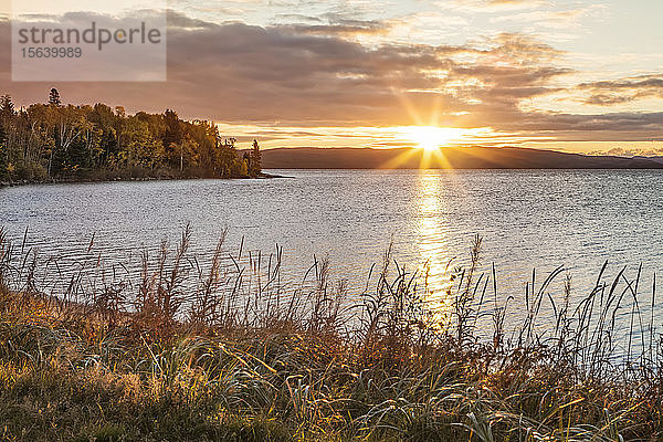 Ruhiger Lake Superior und Herbstfarben bei Sonnenuntergang; Ontario  Kanada