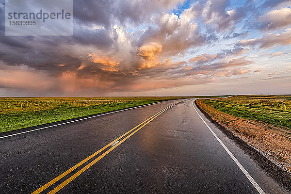 Kurvenreiche Landstraße bei Sonnenuntergang; Val Marie  Saskatchewan  Kanada