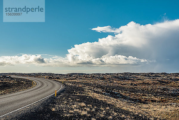 Vulkanlandschaft und kurvenreiche Straße  Halbinsel Reykjanes; Island