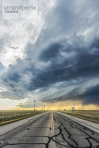 Eine niederschlagsarme Superzelle überquert einen leeren Highway in der Nähe von Roswell  New Mexico; Rowell  New Mexico  Vereinigte Staaten von Amerika