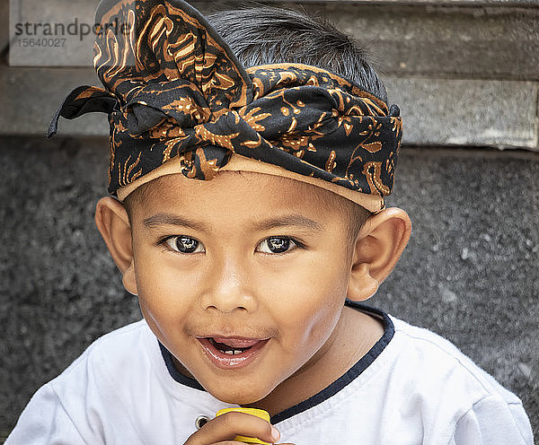 Balinesischer Junge bei einer Tempelzeremonie; Marga  Bali  Indonesien