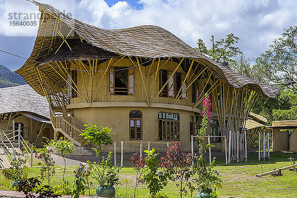 Umweltfreundliches Schulgebäude mit gebogenem Dach; Yawngshwe  Shan-Staat  Myanmar
