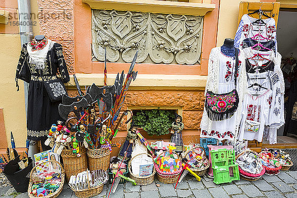 Verschiedene Waren werden auf einem Gehweg vor einem Geschäft zum Verkauf angeboten; Sighisoara  Kreis Mures  Region Siebenbürgen  Rumänien