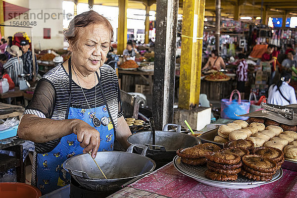 Frau bei der Zubereitung von Süßigkeiten auf dem Tomohon-Markt; Tomohon  Nordsulawesi  Indonesien