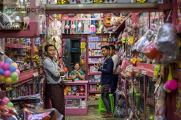 Verkäufer und Käufer in einem Spielzeugladen; Yawngshwe  Shan-Staat  Myanmar