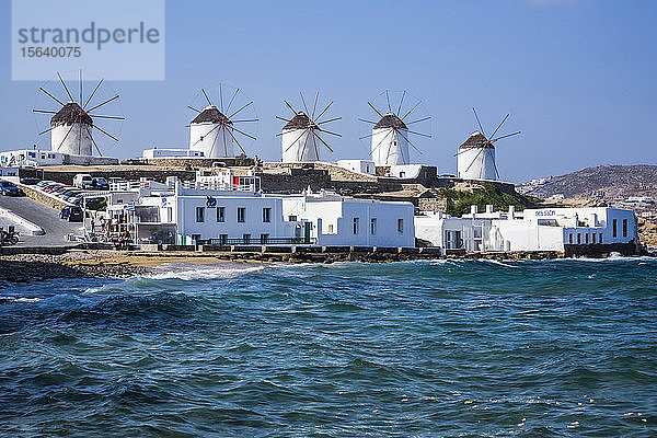 Windmühlen in einer Reihe entlang der Küste des Mittelmeers; Mykonos-Stadt  Insel Mykonos  Kykladen  Griechenland
