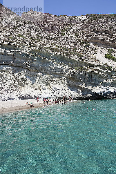 Touristen schwimmen im klaren  türkisfarbenen Wasser der Bucht von Galazia Nera; Insel Polyaigos  Kykladen  Griechenland