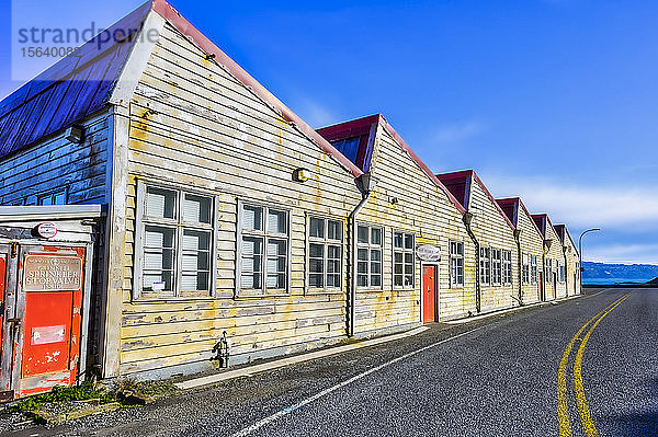 Verwitterte Gebäude entlang einer Straße mit Blick auf die Küstenlinie der Shelly Bay auf der Nordinsel Neuseelands im Bezirk Miramar; Wellington  Nordinsel  Neuseeland