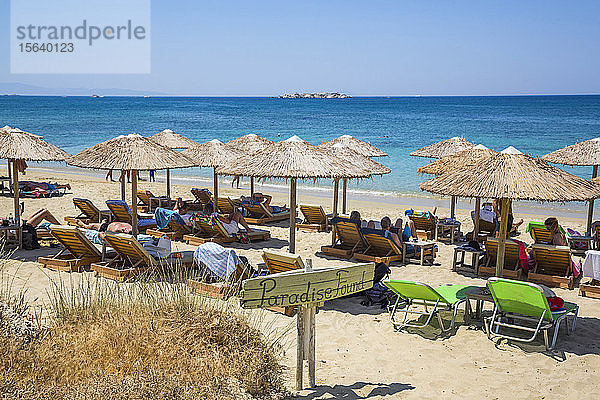Ferienanlage mit Stühlen und Unterstand am Strand von Plaka am Mittelmeer; Insel Naxos  Kykladen  Griechenland