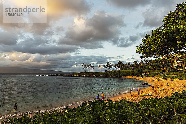 Touristen genießen den Kapalua Beach bei Sonnenuntergang; Ka'anapali  Maui  Hawaii  Vereinigte Staaten von Amerika