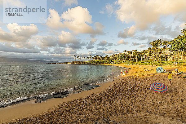 Touristen genießen den Kapalua Beach bei Sonnenuntergang; Ka'anapali  Maui  Hawaii  Vereinigte Staaten von Amerika