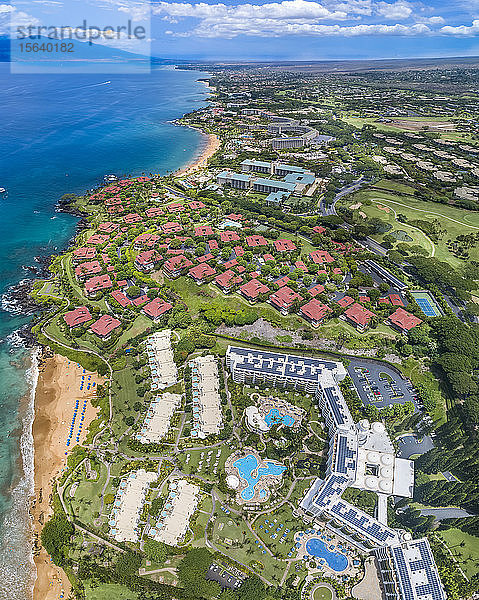 Luftaufnahme des Kea Lani Hotels mit Blick nach Norden  vorbei am Wailea Point zu den Four Seasons und Grand Wailea Hotels  Süd-Maui; Kihei  Maui  Hawaii  Vereinigte Staaten von Amerika