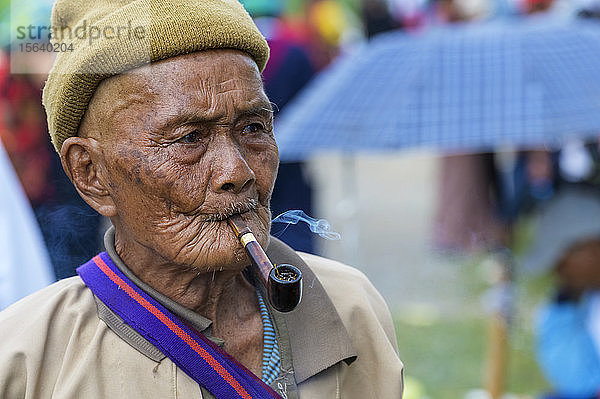 Birmesischer älterer Mann  der eine Pfeife raucht; Yawngshwe  Shan-Staat  Myanmar