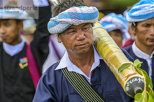 Gruppe von Männern mit einer Rakete  die während eines Festes zusammen gehen; Yawngshwe  Shan-Staat  Myanmar