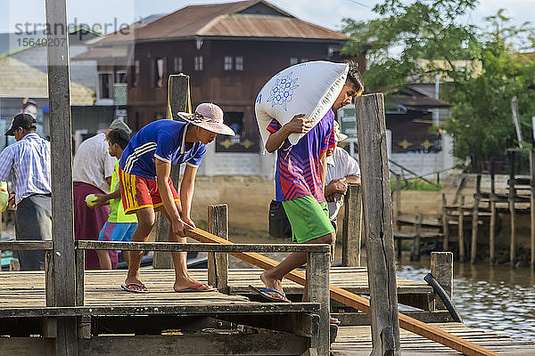 Jungen arbeiten am Hafen; Yawngshwe  Shan-Staat  Myanmar
