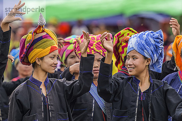 Junge Stammesfrauen mit bunten Kopfbedeckungen; Yawngshwe  Shan-Staat  Myanmar