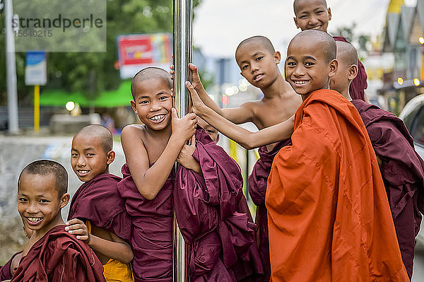 Junge buddhistische Mönche posieren für die Kamera; Yawngshwe  Shan-Staat  Myanmar