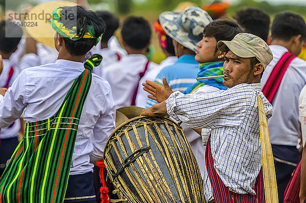 Ein birmanischer Mann spielt die Trommel auf einem Pa'O-Fest; Yawngshwe  Shan-Staat  Myanmar