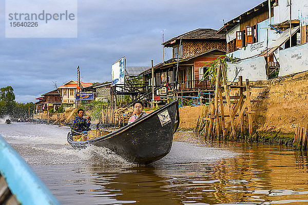 Boot mit zwei Passagieren auf dem Fluss entlang der Uferlinie; Yawngshwe  Shan-Staat  Myanmar