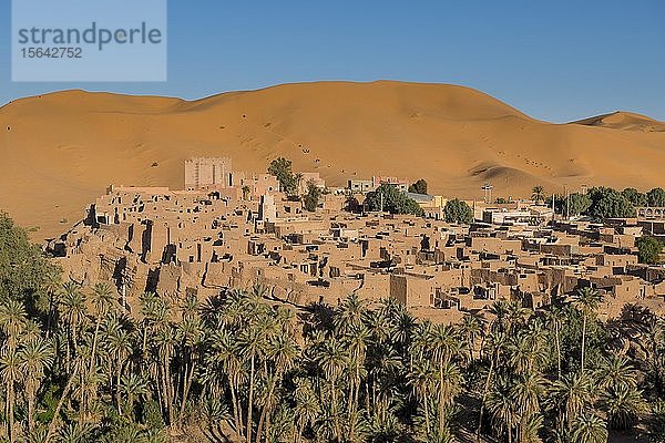 Blick über die Oase Taghit mit Sanddünen  Westalgerien  Algerien  Afrika