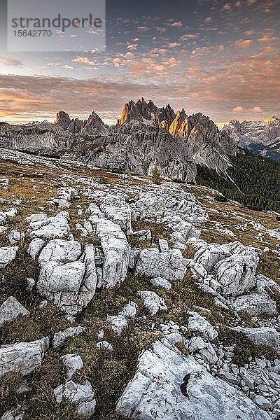 Die zerklüfteten Gipfel der Cadini di Misurina in der Morgenstimmung  Sextner Dolomiten  Südtirol  Südtirol  Italien  Europa