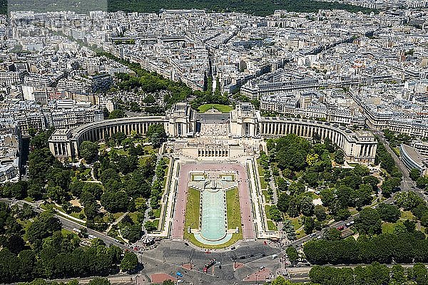 Blick vom Eiffelturm auf die Jardins du Trocadéro  Paris  Frankreich  Europa