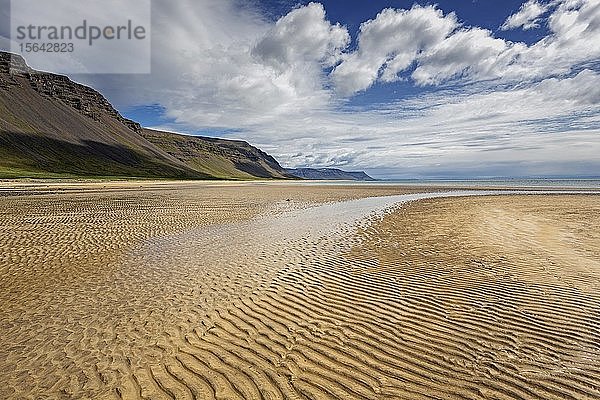 Heller Sandstrand  Wellen im Sand bei Ebbe  Brekkuvellir  Westfjorde  Nordurland vestra  Island  Europa