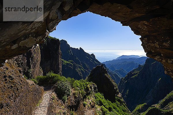 Steinbogen auf dem Wanderweg von der Pousada do Arieiro zum Pico Ruivo  Parque Natural da Madeira  Madeira  Portugal  Europa