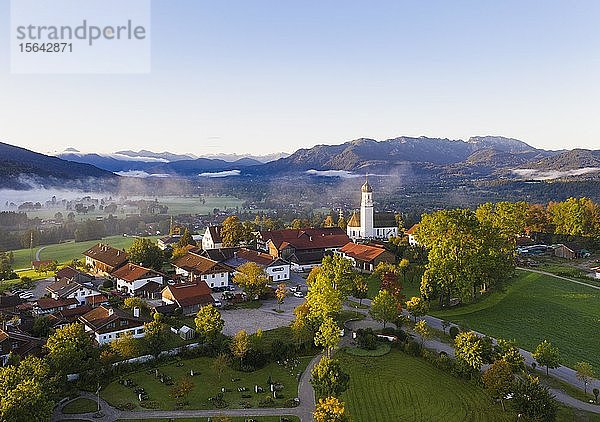 Gaißach im Morgenlicht  Isartal mit Brauneck und Benediktenwand  Isarwinkel  Luftbild  Oberbayern  Bayern  Deutschland  Europa
